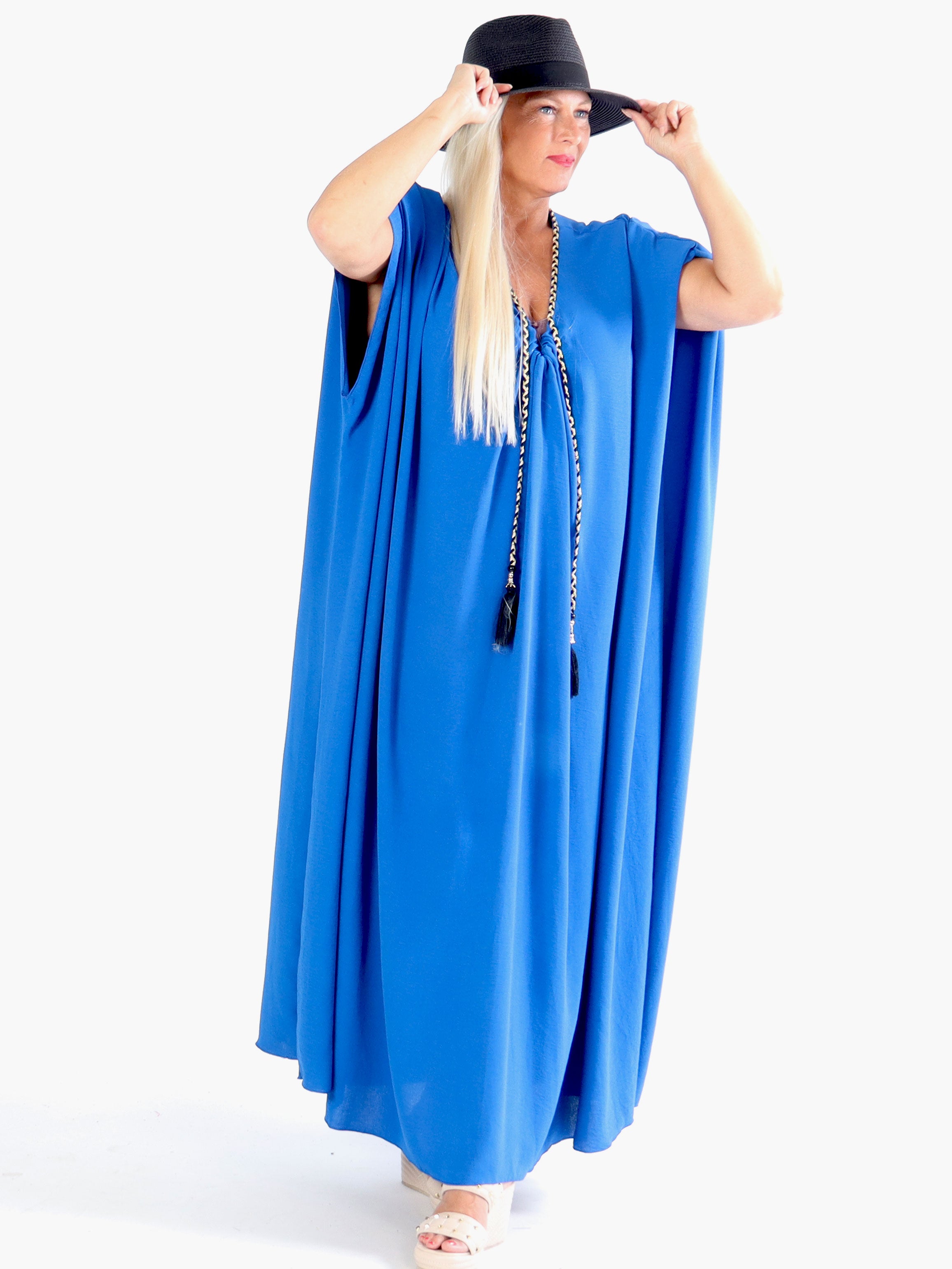 Nynne Plain - Lang plain plus size kjole med flettet snore